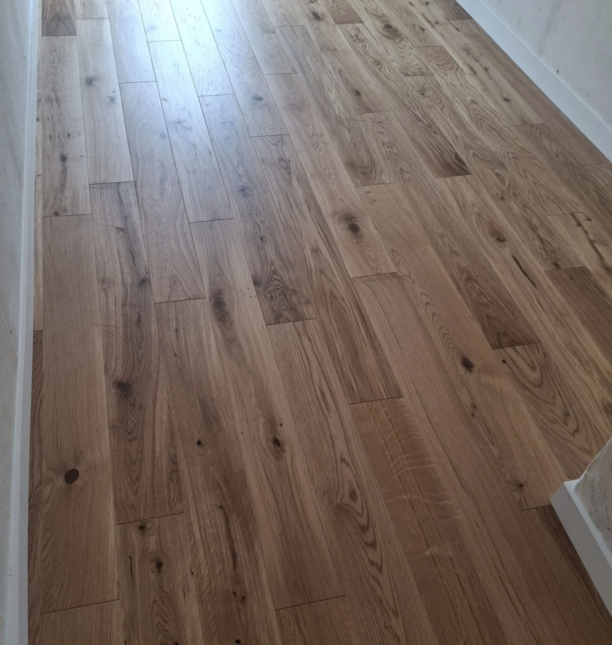 Parquet chêne massif dans un couloir lumineux