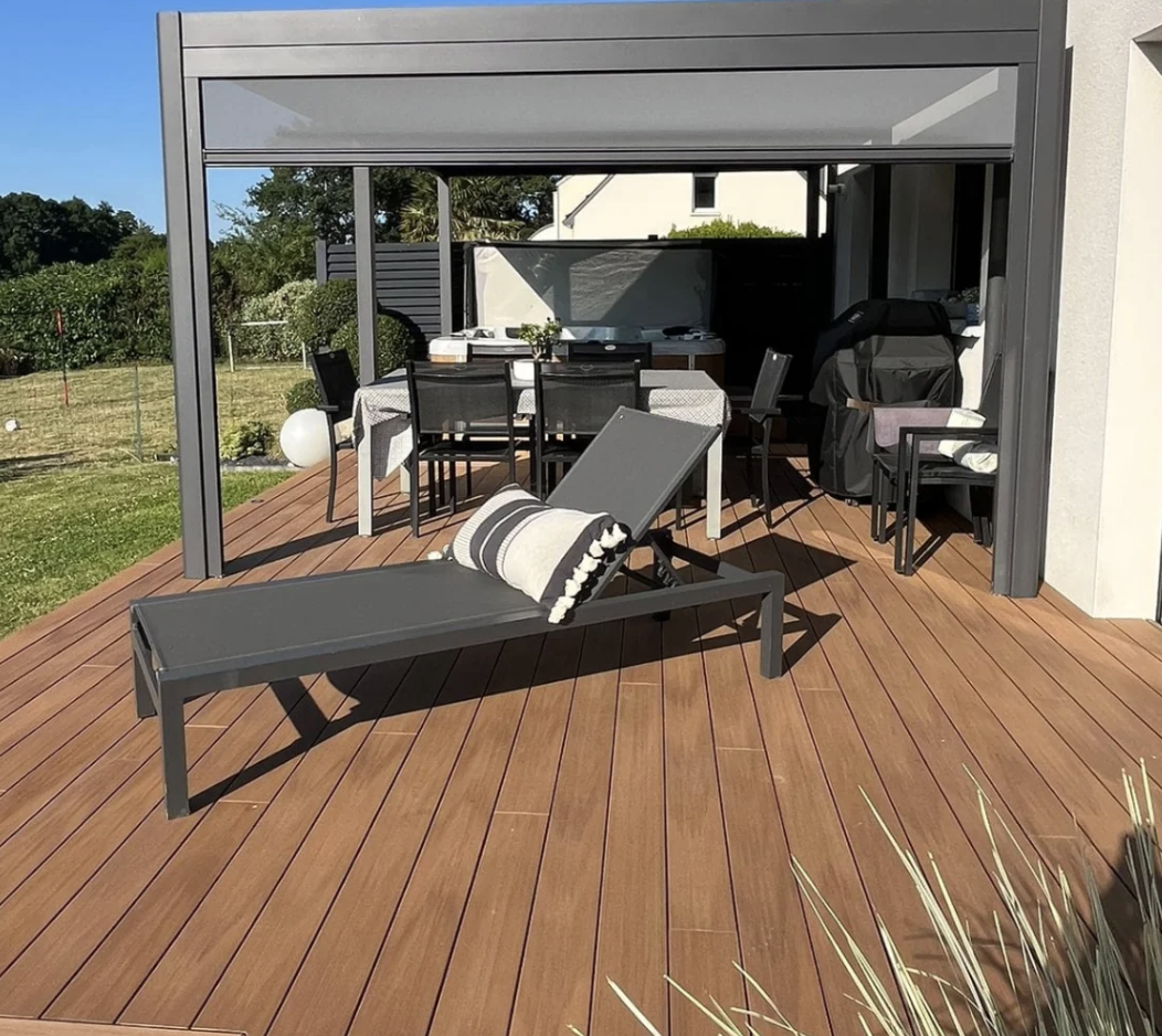 Terrasse composite sous pergola bioclimatique