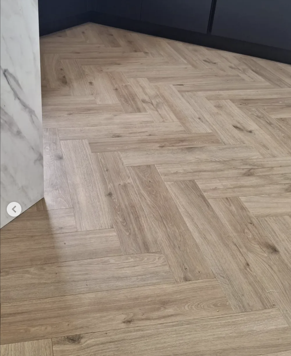 Parquet posé en chevron, finition chêne clair