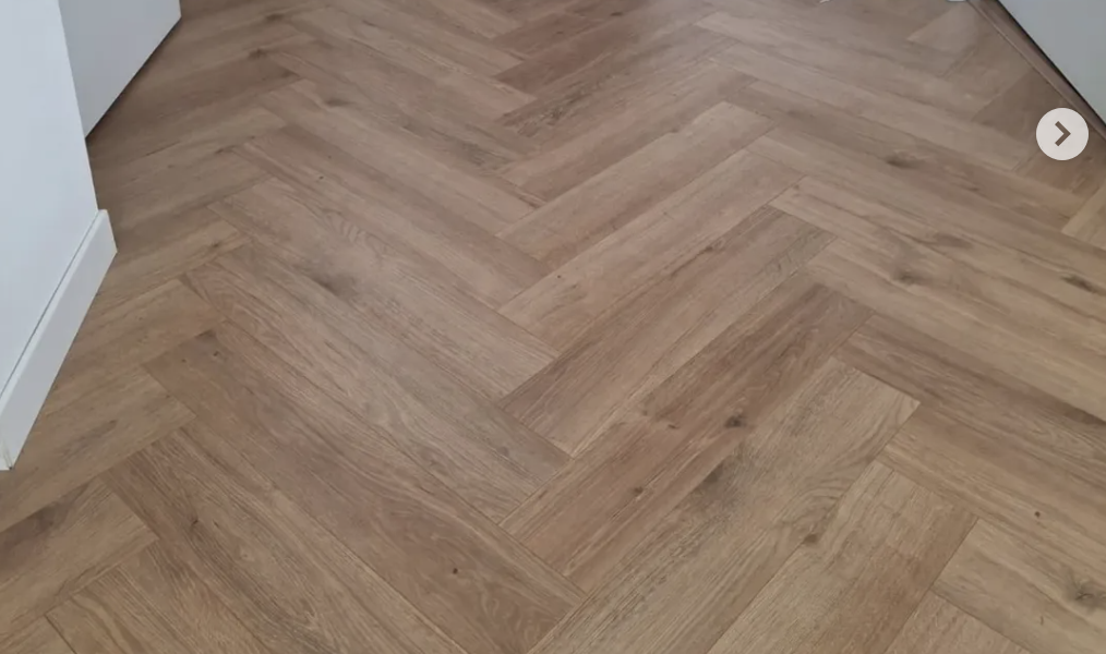 Pose de parquet en chevron dans un couloir